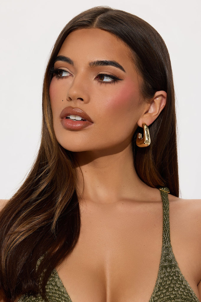 https://cdn.shopify.com/s/files/1/0293/9277/files/02-13-25_S1_16_KCE250945_Gold_TK_MC_10-05-47_33560_PXF.jpg?v=1739572376