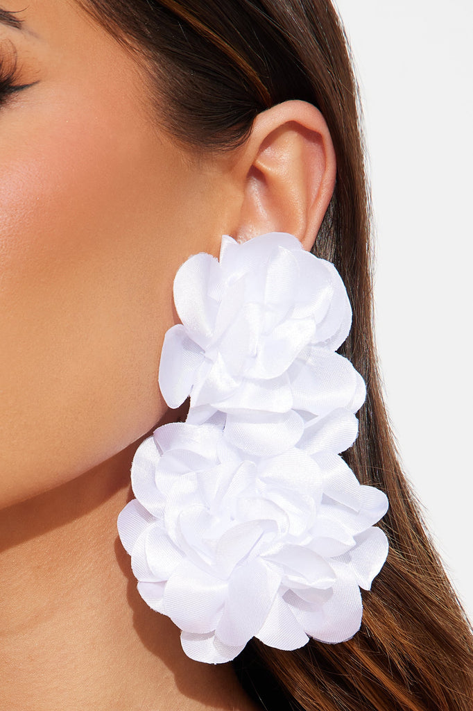 https://cdn.shopify.com/s/files/1/0293/9277/files/02-21-25_S6_100_ZDQZW0828101_White_CXB_IM_14-47-24_31281_PXF.jpg?v=1740511958