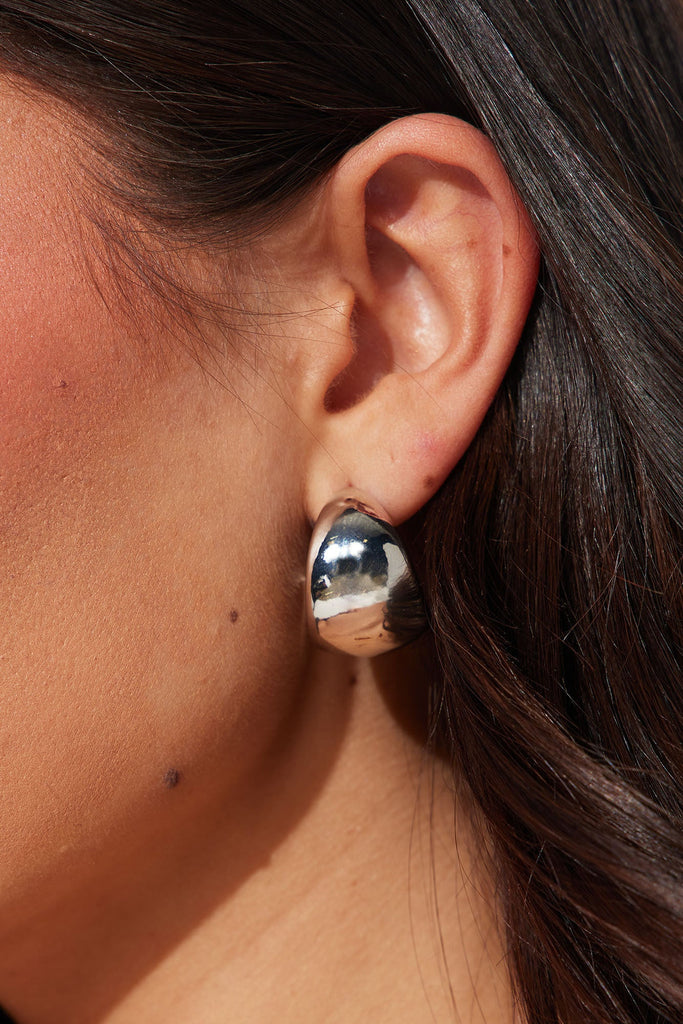 https://cdn.shopify.com/s/files/1/0293/9277/files/02-22-23Studio3_TA_IM_14-10-19_80_IDH10223194_Silver_6443_ES_EH.jpg?v=1740446249
