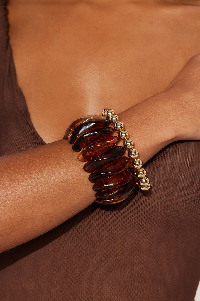 https://cdn.shopify.com/s/files/1/0293/9277/files/06-16-25_S3_85_TBLB750002_GoldBrown_KJ_PC_13-57-58_6892_PXF.jpg?v=1750184654