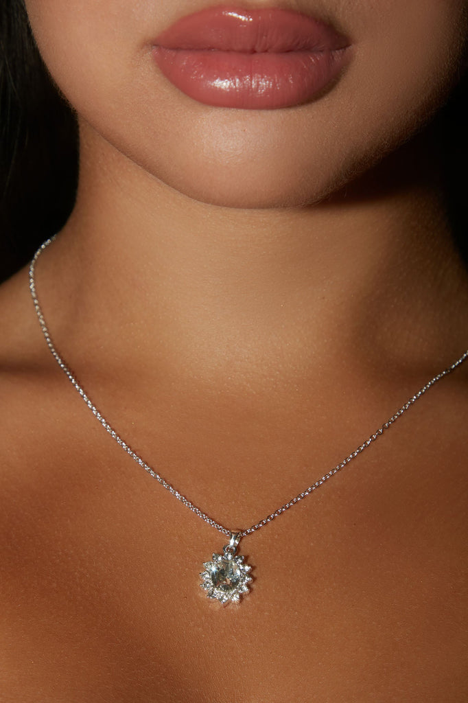 https://cdn.shopify.com/s/files/1/0293/9277/products/09-09-22Studio6_RT_14-19-59_42_71790N1_Silver_2402_SG.jpg?v=1662998207