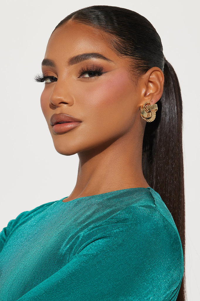 https://cdn.shopify.com/s/files/1/0293/9277/files/11-02-23Studio3_TK_DB_09-58-36_2_81246E_Gold_7654_PXF.jpg?v=1702680874