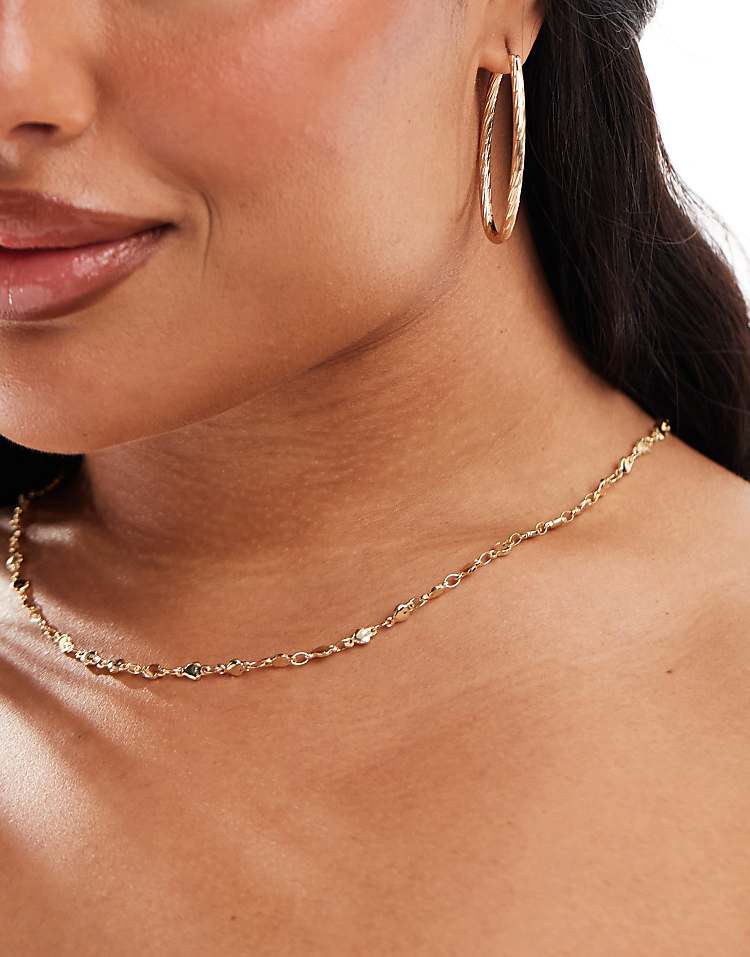 https://images.asos-media.com/products/pieces-curve-string-heart-necklace-in-gold/206813736-1-gold?$n_750w$&wid=750&fit=constrain