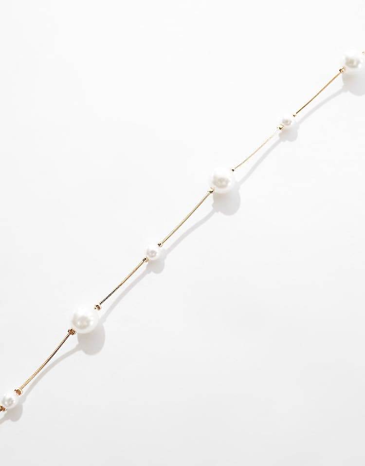 https://images.asos-media.com/products/asos-design-short-necklace-with-mixed-sized-faux-pearl-in-gold-tone/207039011-2?$n_750w$&wid=750&fit=constrain