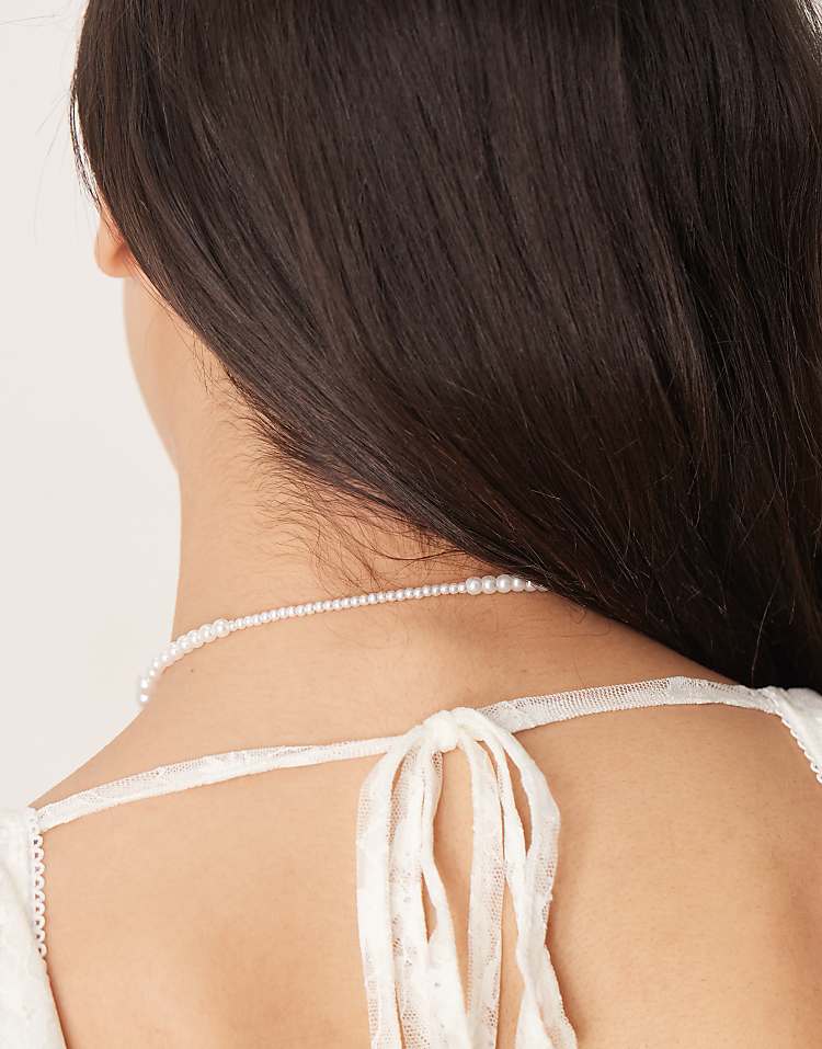https://images.asos-media.com/products/asos-design-short-necklace-with-pearl-heart-detail-in-gold-tone/207909702-3?$n_750w$&wid=750&fit=constrain