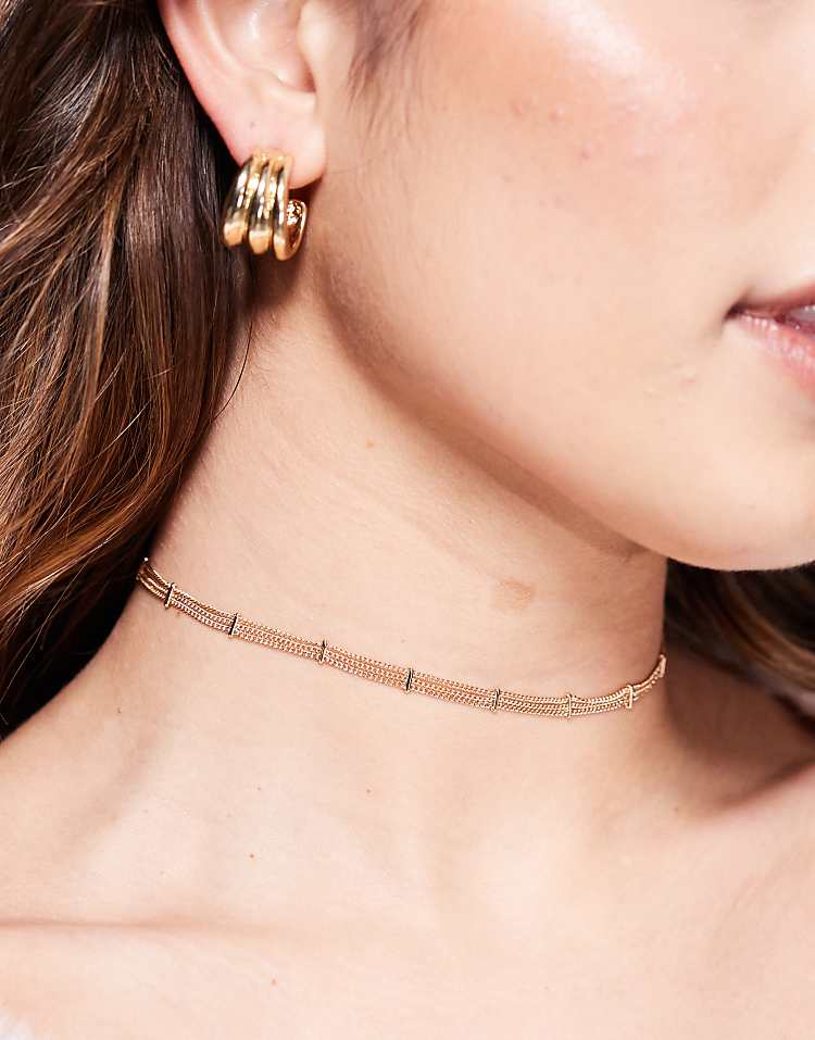 https://images.asos-media.com/products/asos-design-choker-necklace-with-fine-chain-and-dash-detail-in-gold-tone/207925665-1-gold?$n_750w$&wid=750&fit=constrain
