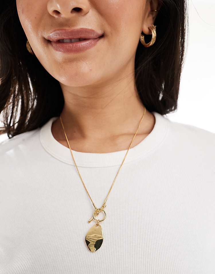 https://images.asos-media.com/products/asos-design-14k-gold-plated-necklace-with-t-bar-and-molten-pendant/207950476-1-gold?$n_750w$&wid=750&fit=constrain