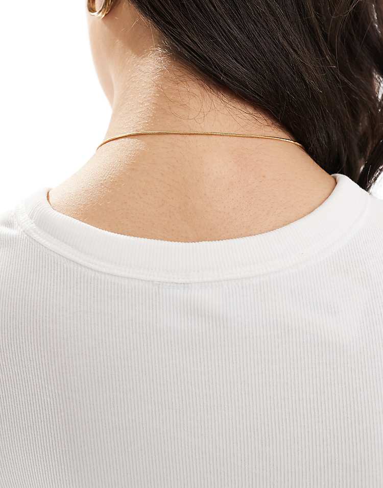 https://images.asos-media.com/products/asos-design-14k-gold-plated-necklace-with-t-bar-and-molten-pendant/207950476-2?$n_750w$&wid=750&fit=constrain