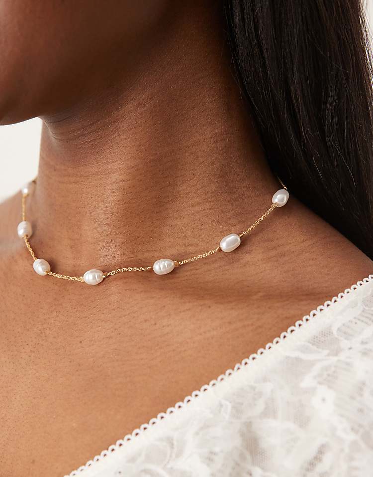 https://images.asos-media.com/products/asos-design-short-necklace-with-mixed-sized-faux-pearl-in-gold-tone/208095045-1-gold?$n_750w$&wid=750&fit=constrain