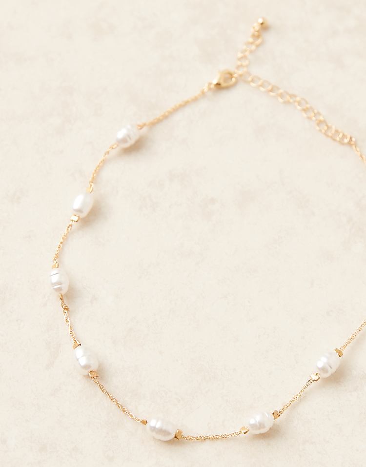 https://images.asos-media.com/products/asos-design-short-necklace-with-mixed-sized-faux-pearl-in-gold-tone/208095045-2?$n_750w$&wid=750&fit=constrain