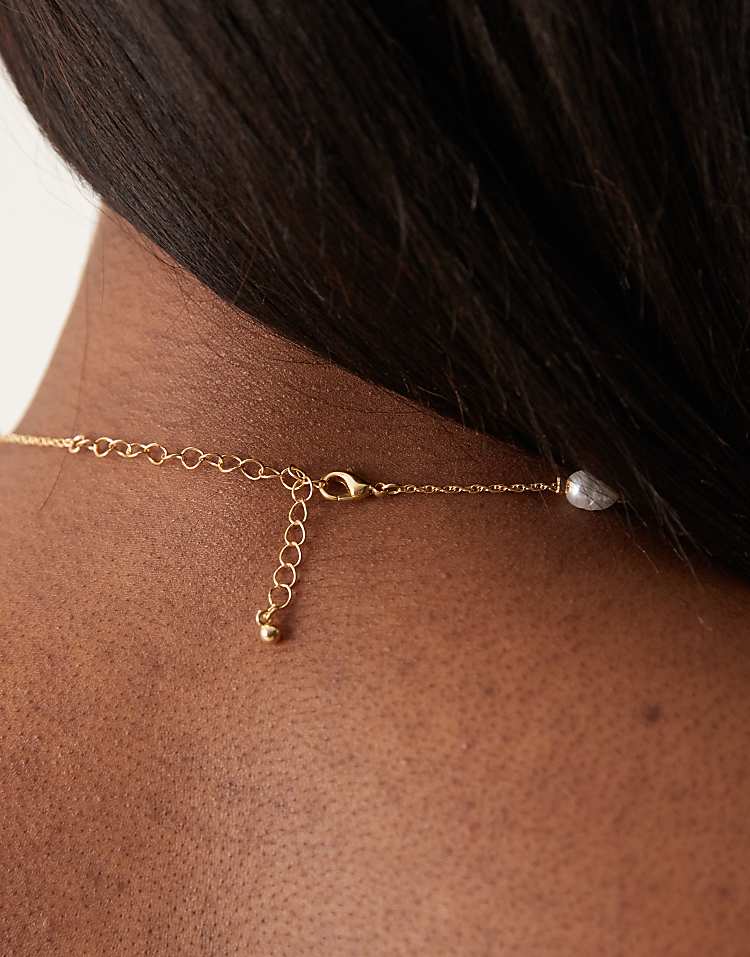 https://images.asos-media.com/products/asos-design-short-necklace-with-mixed-sized-faux-pearl-in-gold-tone/208095045-3?$n_750w$&wid=750&fit=constrain