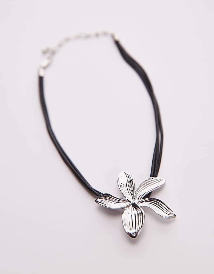 https://images.asos-media.com/products/topshop-nellie-choker-necklace-with-flower-pendant-in-silver-tone/208102926-2?$n_750w$&wid=750&fit=constrain