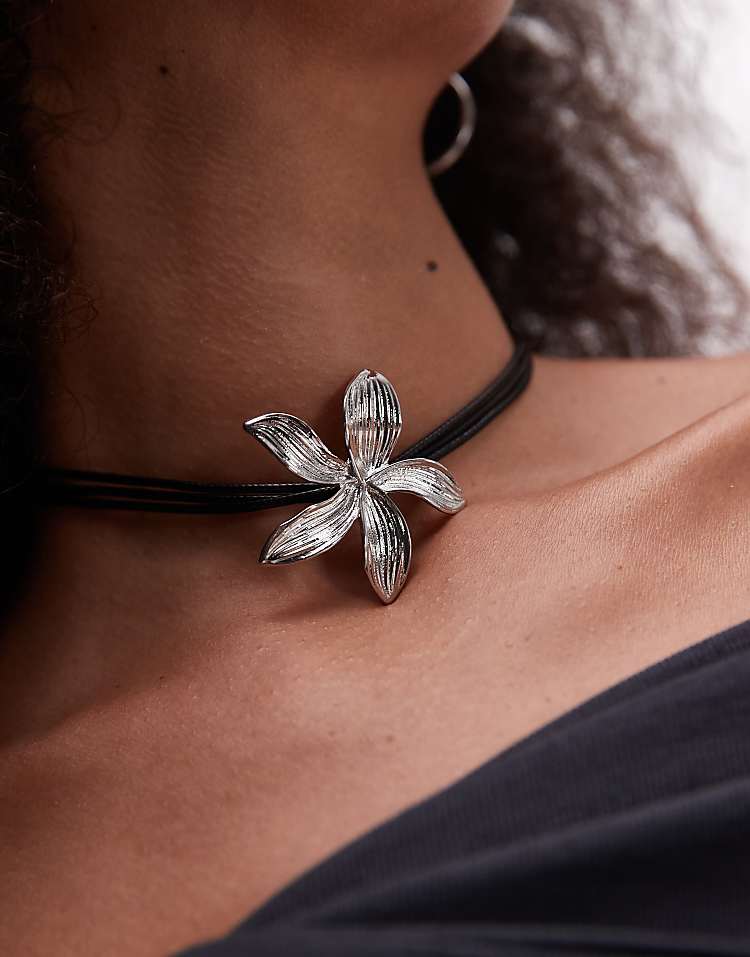 https://images.asos-media.com/products/topshop-nellie-choker-necklace-with-flower-pendant-in-silver-tone/208102926-3?$n_750w$&wid=750&fit=constrain