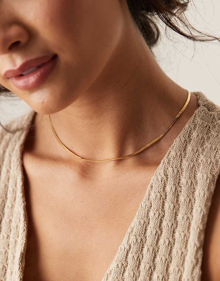 https://images.asos-media.com/products/orelia-flat-snake-chain-necklace-in-18k-gold-plated/208295869-1-palegold?$n_750w$&wid=750&fit=constrain