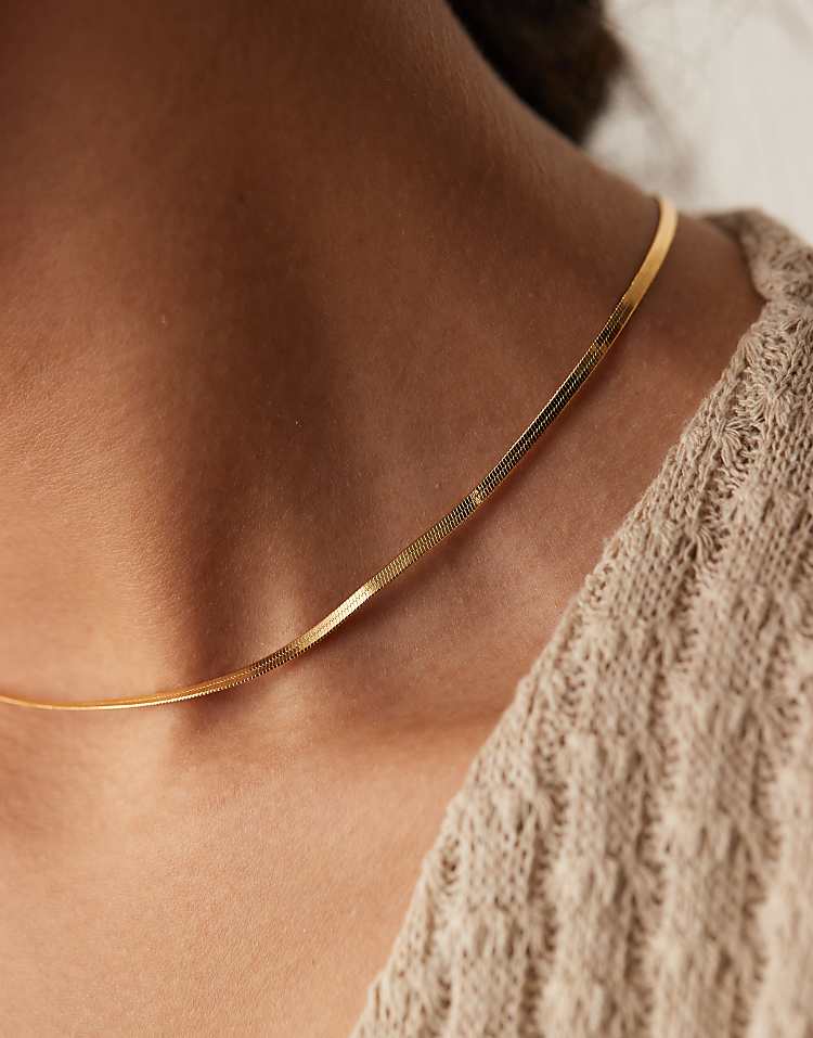 https://images.asos-media.com/products/orelia-flat-snake-chain-necklace-in-18k-gold-plated/208295869-2?$n_750w$&wid=750&fit=constrain