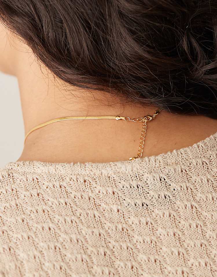 https://images.asos-media.com/products/orelia-flat-snake-chain-necklace-in-18k-gold-plated/208295869-3?$n_750w$&wid=750&fit=constrain