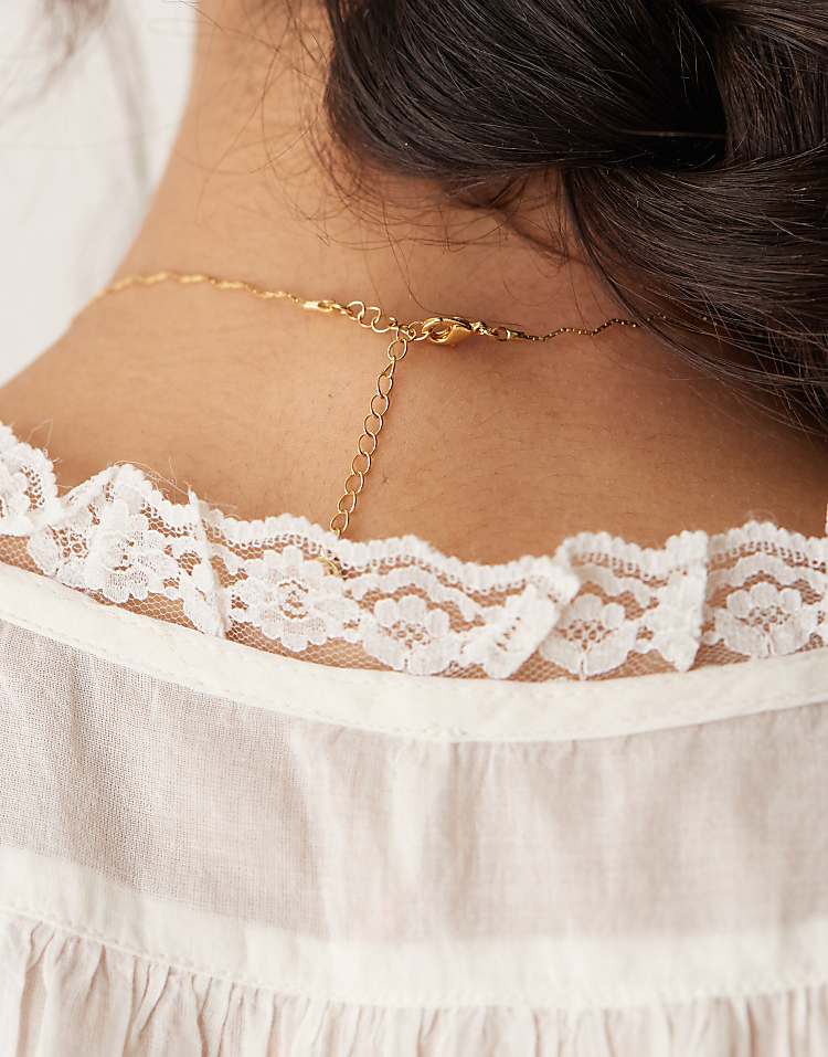 https://images.asos-media.com/products/orelia-fine-wave-chain-necklace-in-18k-gold-plated/208295871-3?$n_750w$&wid=750&fit=constrain