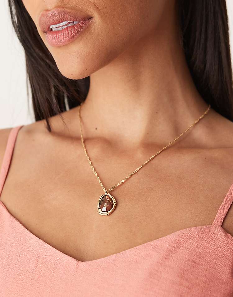 https://images.asos-media.com/products/designb-london-amber-stone-pendant-necklace-in-gold/208519283-1-gold?$n_750w$&wid=750&fit=constrain