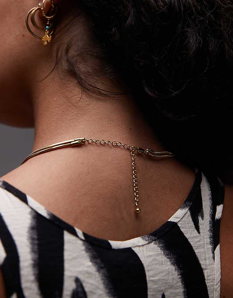 https://images.asos-media.com/products/topshop-samir-waterproof-stainless-steel-link-charm-necklace-in-gold/208532374-4?$n_750w$&wid=750&fit=constrain