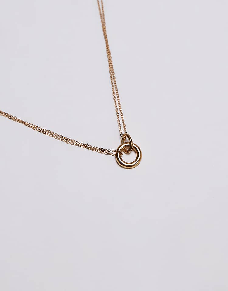 https://images.asos-media.com/products/topshop-seti-waterproof-stainless-steel-lariat-chain-necklace-in-gold/208532375-3?$n_750w$&wid=750&fit=constrain