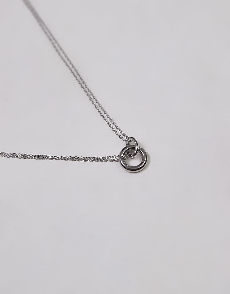 https://images.asos-media.com/products/topshop-seti-waterproof-stainless-steel-lariat-chain-necklace-in-silver/208532383-4?$n_750w$&wid=750&fit=constrain