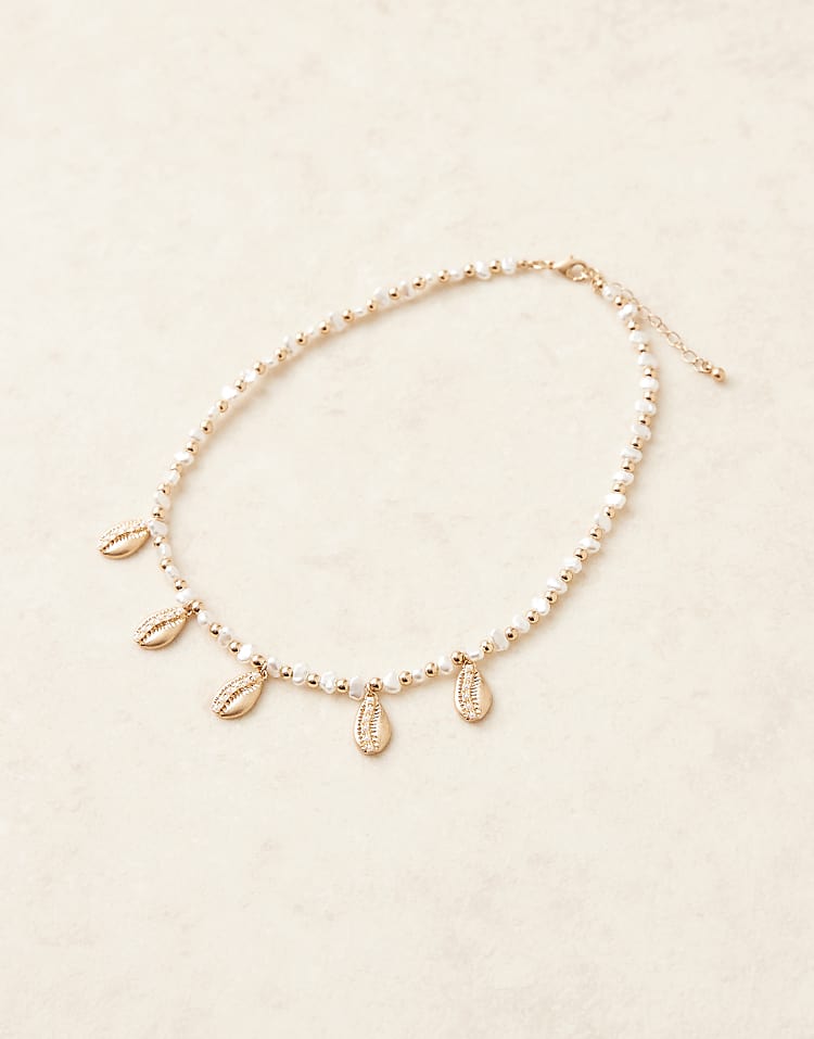 https://images.asos-media.com/products/asos-design-curve-short-necklace-with-faux-pearls-and-gold-tone-shell-drops/208583156-2?$n_750w$&wid=750&fit=constrain