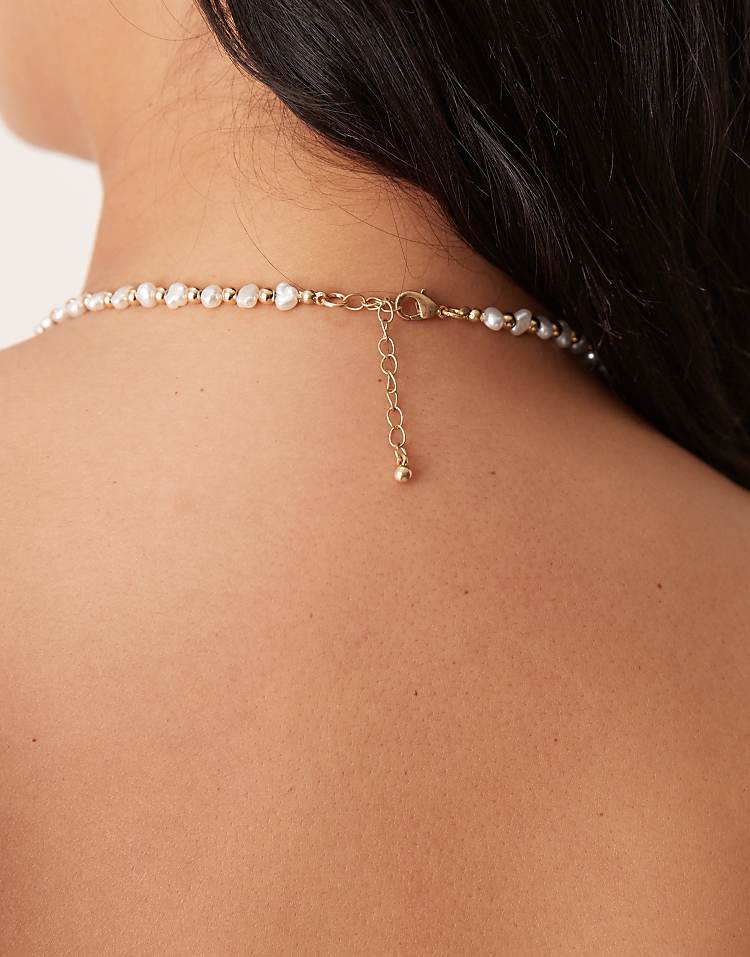 https://images.asos-media.com/products/asos-design-curve-short-necklace-with-faux-pearls-and-gold-tone-shell-drops/208583156-3?$n_750w$&wid=750&fit=constrain