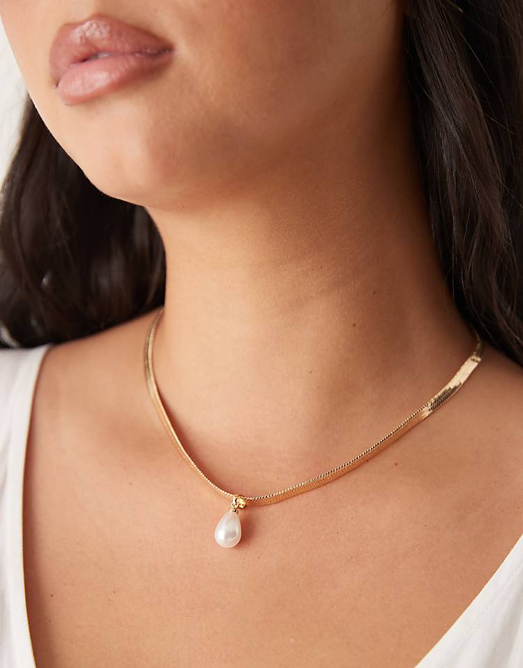https://images.asos-media.com/products/asos-design-curve-flat-chain-short-necklace-in-gold-tone-with-faux-pearl-pendant/208583223-1-gold?$n_750w$&wid=750&fit=constrain