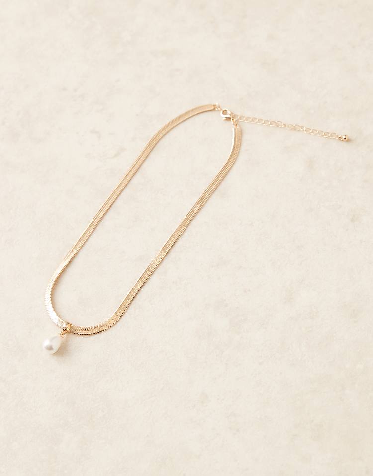 https://images.asos-media.com/products/asos-design-curve-flat-chain-short-necklace-in-gold-tone-with-faux-pearl-pendant/208583223-2?$n_750w$&wid=750&fit=constrain