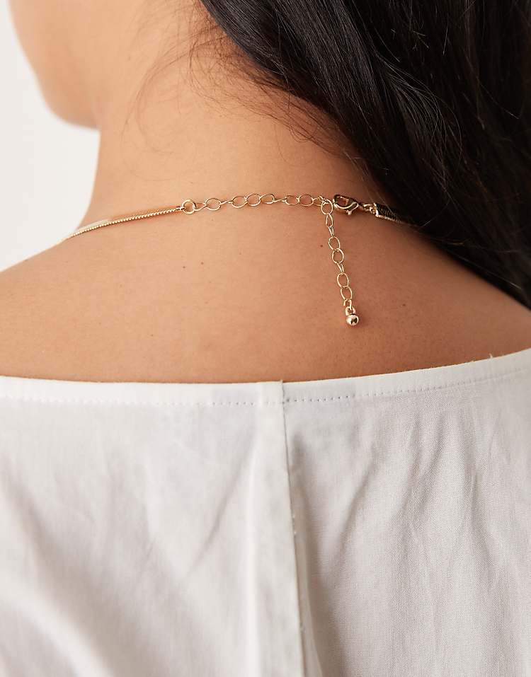 https://images.asos-media.com/products/asos-design-curve-flat-chain-short-necklace-in-gold-tone-with-faux-pearl-pendant/208583223-3?$n_750w$&wid=750&fit=constrain