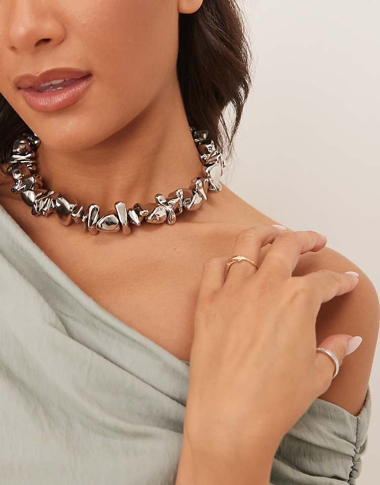 https://images.asos-media.com/products/asos-design-choker-necklace-with-grey-molten-bead-details/208788487-1-greyfauxpearl?$n_750w$&wid=750&fit=constrain