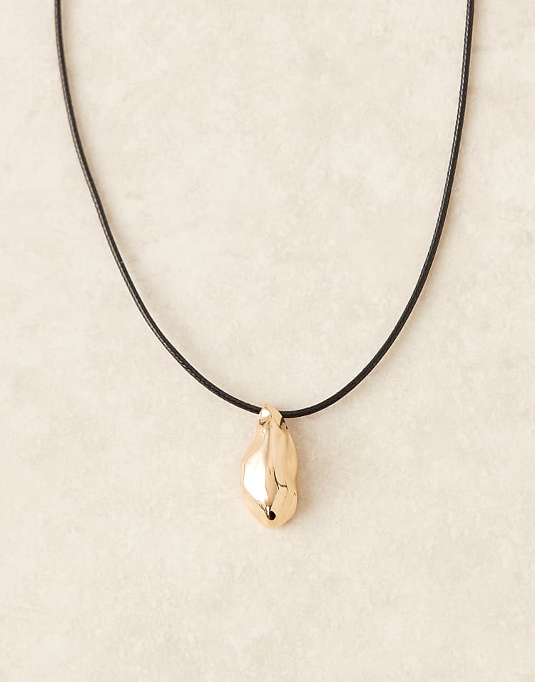 https://images.asos-media.com/products/designb-london-molten-pendant-cord-necklace-in-black-and-gold/208910755-2?$n_750w$&wid=750&fit=constrain