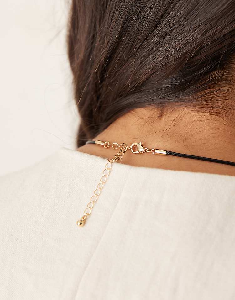 https://images.asos-media.com/products/designb-london-molten-pendant-cord-necklace-in-black-and-gold/208910755-3?$n_750w$&wid=750&fit=constrain