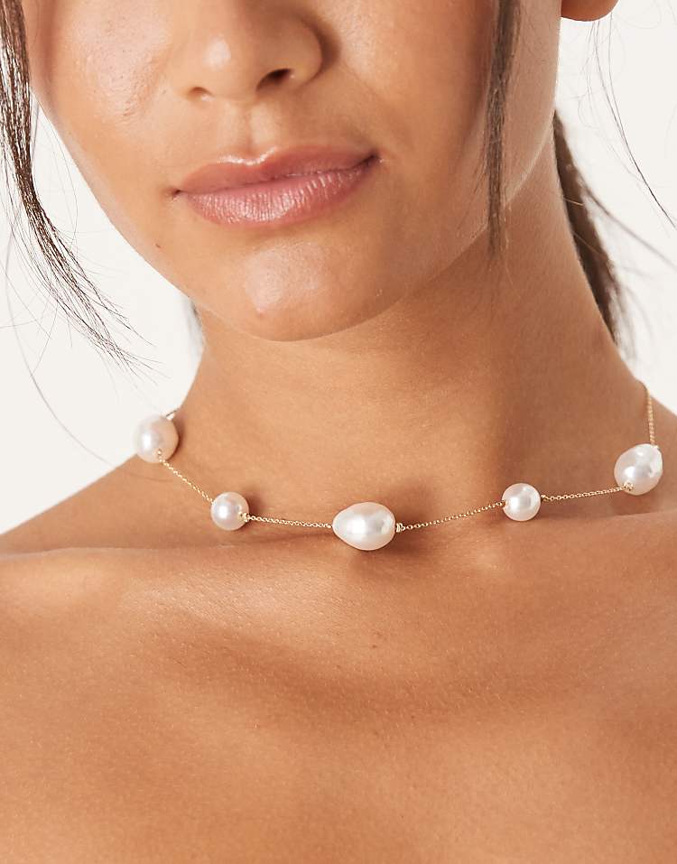 https://images.asos-media.com/products/asos-design-short-necklace-with-large-sized-faux-pearl-in-gold-tone/208935584-1-gold?$n_750w$&wid=750&fit=constrain