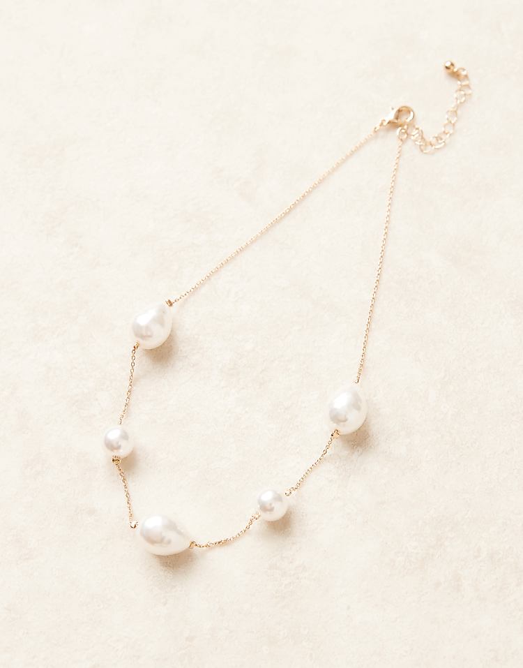 https://images.asos-media.com/products/asos-design-short-necklace-with-large-sized-faux-pearl-in-gold-tone/208935584-2?$n_750w$&wid=750&fit=constrain