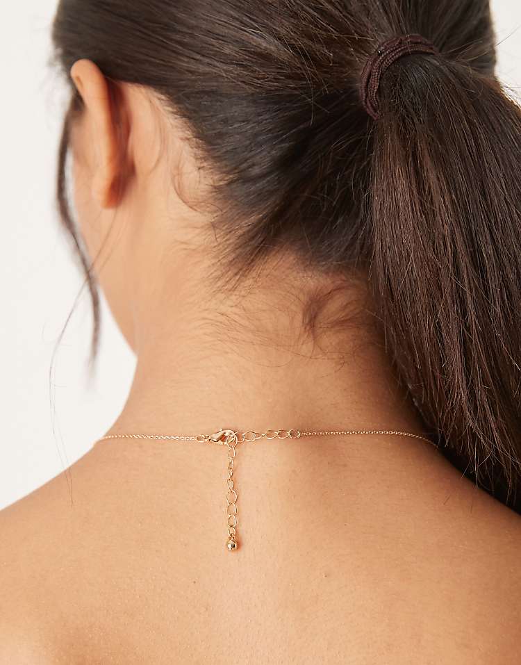 https://images.asos-media.com/products/asos-design-short-necklace-with-large-sized-faux-pearl-in-gold-tone/208935584-3?$n_750w$&wid=750&fit=constrain