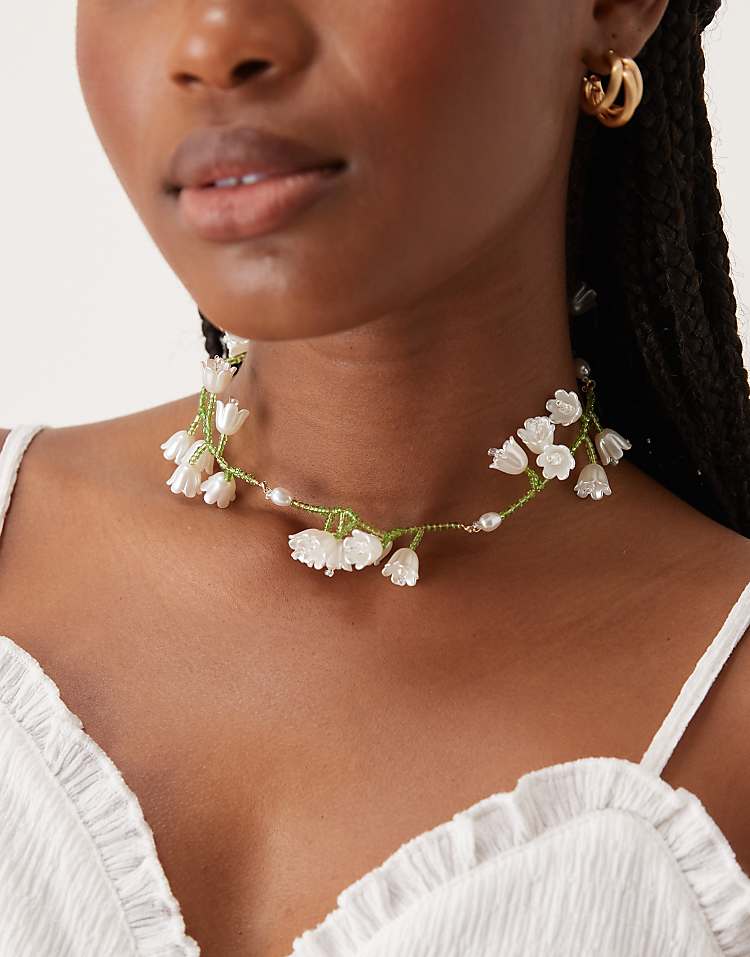 https://images.asos-media.com/products/asos-design-short-necklace-with-beaded-floral-design-in-green/208935598-1-green?$n_750w$&wid=750&fit=constrain