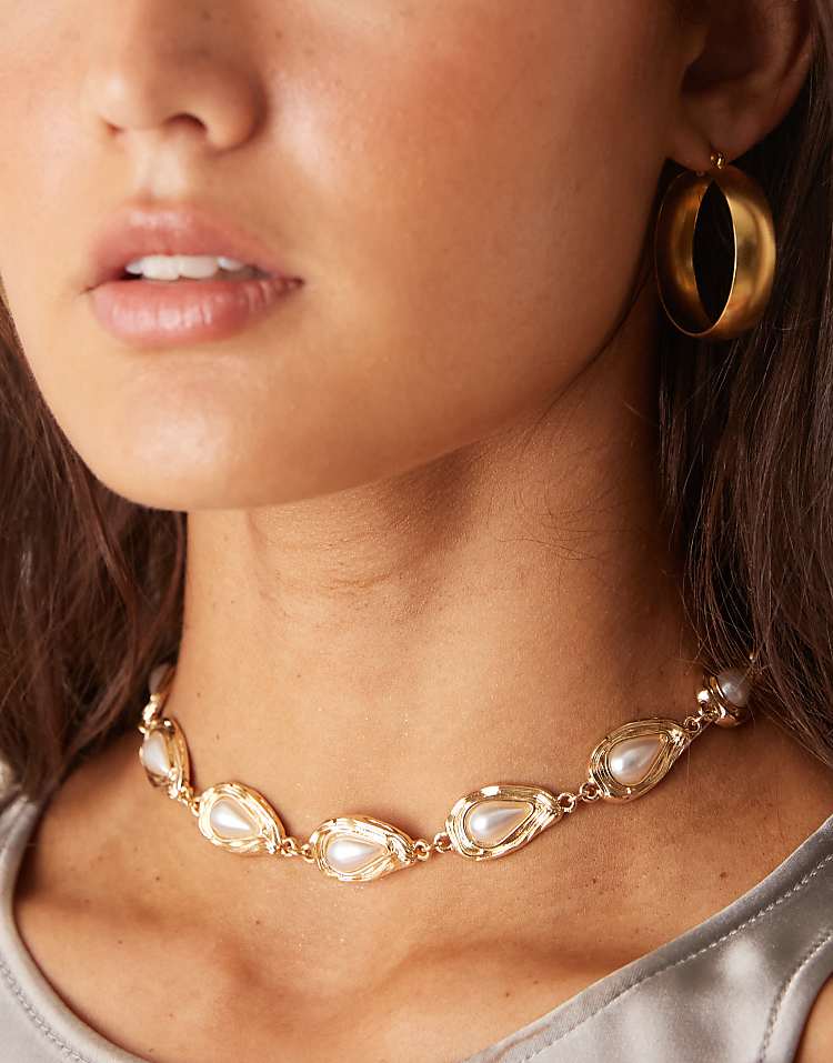 https://images.asos-media.com/products/asos-design-short-necklace-with-faux-pearl-stone-set-design-in-gold-tone/209006907-1-gold?$n_750w$&wid=750&fit=constrain