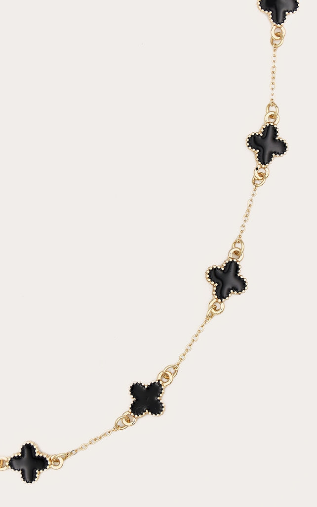 https://cdn-img.prettylittlething.com/2/4/e/3/24e33257fecf86b567bfd15a9deaac2fe490080e_CNL8140_2_gold_clover_pendant_necklace.jpg