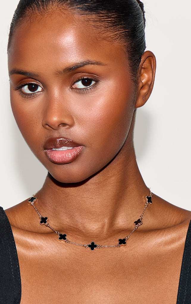 https://cdn-img.prettylittlething.com/3/e/4/6/3e46ebe6f95120b8cf196468d709a78120cadbbb_CNL8140_3_gold_clover_pendant_necklace.jpg