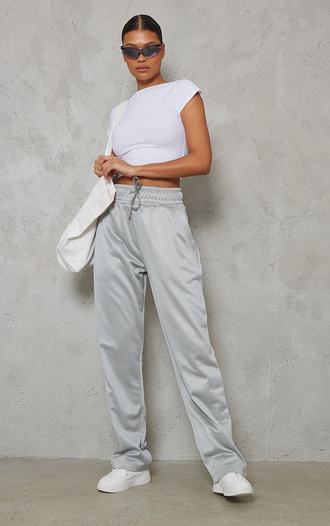 https://cdn-img.prettylittlething.com/b/a/a/8/baa89fa53d6323f93931f60b5df42c0c983af0aa_CNC9233_3_white_soft_rib_backless_top.jpg