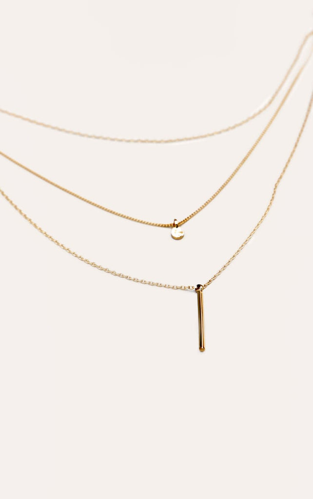 https://cdn-img.prettylittlething.com/c/9/b/3/c9b368a5ab9e6e2745926eb06f0ccea66873eb87_CNL7935_2_gold_layered_pendant_detail_necklace.jpg